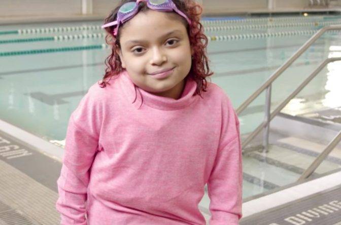 Несчастный случай в бассейне оставил девочку без кишечника: она не ест уже 10 лет
