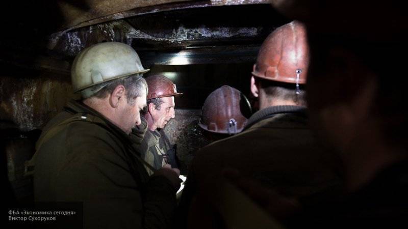 90 шахтеров выводят на поверхность из шахты "Алексиевская"