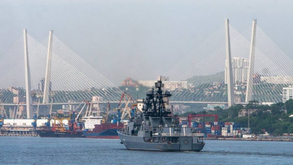 Экс-глава ВМФ РФ объяснил, почему русские моряки невозмутимо загорали на борту "Адмирала Виноградова"