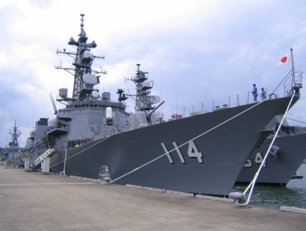 Японский эсминец отшвартовался в порту Владивостока