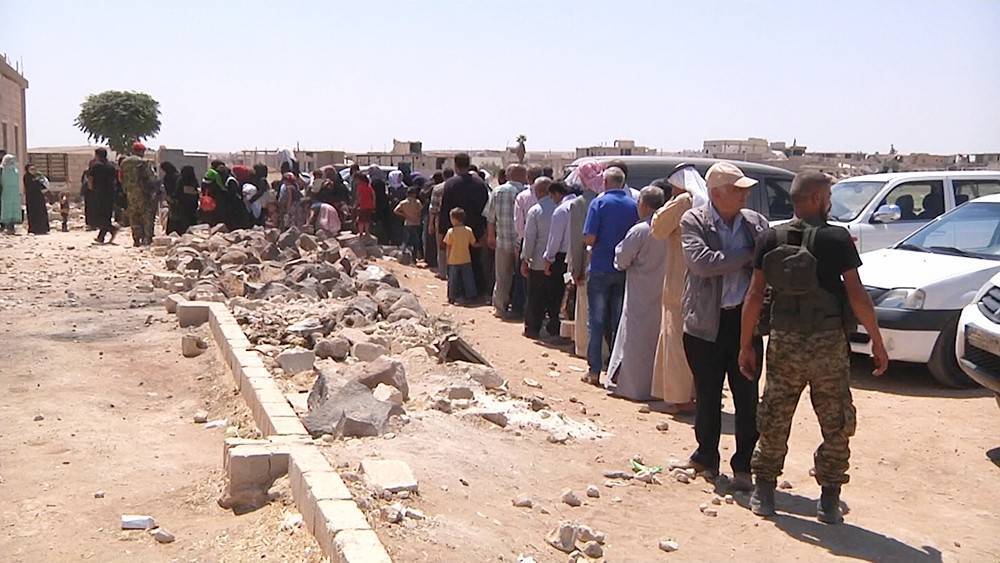 Беженцев из "Эр-Рукбана" расселили во временных центрах в Хомсе