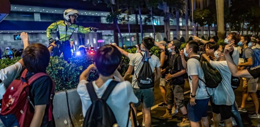 В Гонконге сотни тысяч людей вышли на акцию протеста. Китай винит в этом "внешние силы"