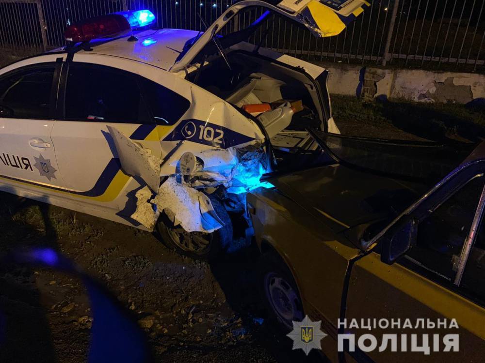 В Черноморске пьяный молодой человек врезался в полицейский автомобиль