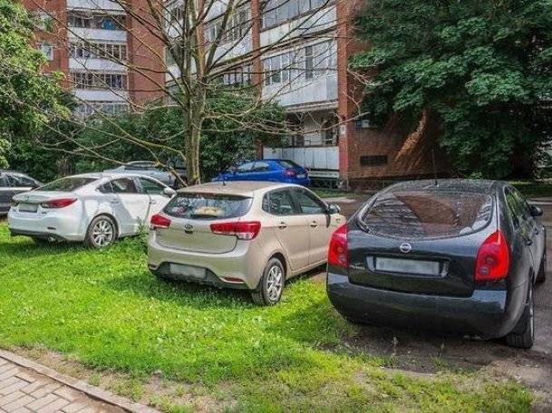 «Надо идти во дворы»: Радий Хабиров о незаконной парковке на газонах