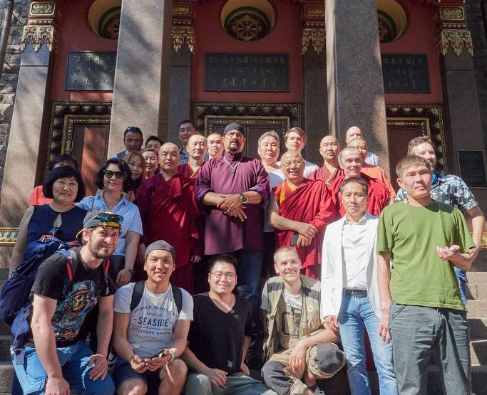 Стивен Сигал посетил буддийский храм в Петербурге