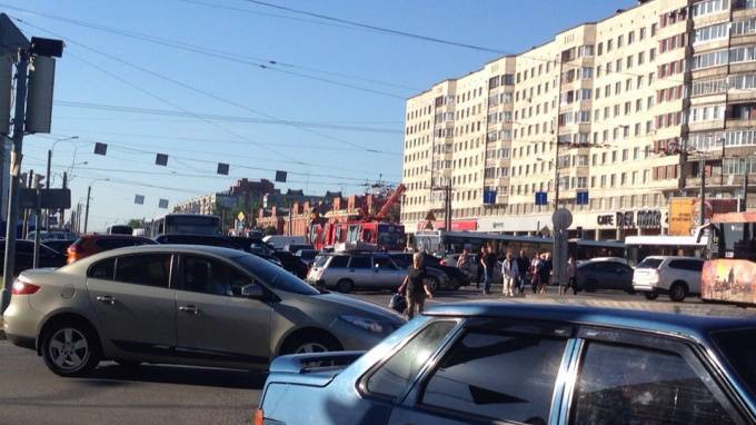На углу Бухарестской и проспекта Славы не работает светофор