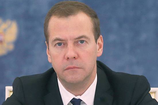 Медведев поручил проработать вопрос финансирования создания среды передачи данных в школах