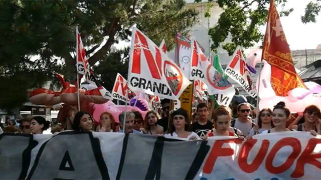 Жители Венеции протестуют против круизных лайнеров