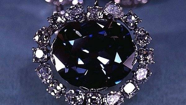 СК опубликовал видео обыска сотрудницы «Алросы», укравшей 500 алмазов и 11 бриллиантов