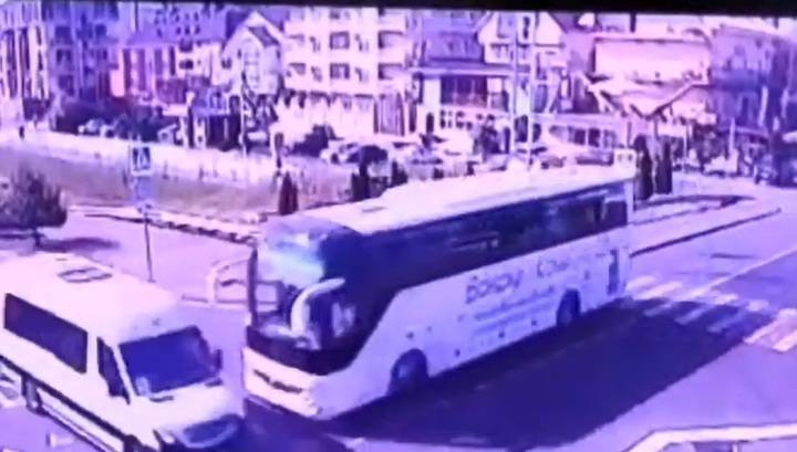 Момент столкновения туристических автобусов в Сочи попал на видео