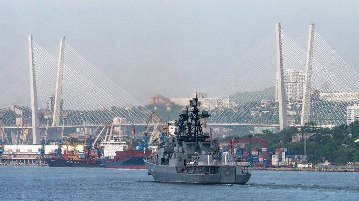 Экс-главком ВМФ РФ объяснил, почему русские моряки невозмутимо загорали на борту "Адмирала Виноградова"
