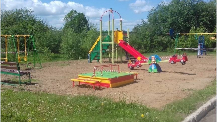 В Первомайском районе Кирова обустроили новую детскую площадку