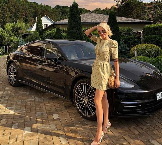 Яна Рудковская восторгается роскошным и любимым авто Porsche Panamera