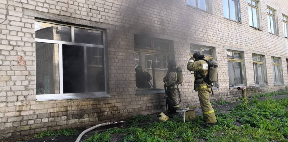 Загорелась мебель: из уфимского лицея эвакуировали 38 сотрудников и детей