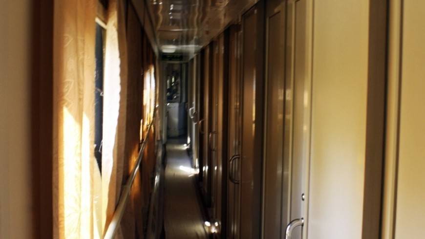 У выхода или «боковушки»: россияне назвали самые неудобные места в поездах