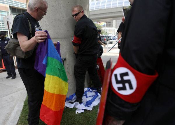 Американский неонацист под охраной полиции помочился на израильский флаг