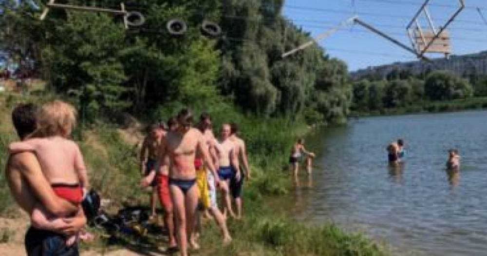 В Харькове на пляже оборвался канатный мост. Люди попадали в воду