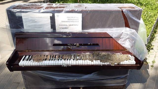 В Петербурге неизвестные испортили уличное пианино, залив его цементом
