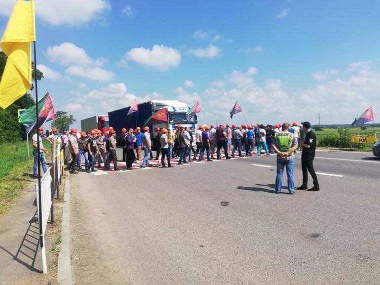 Львовские шахтеры бастуют на трассе из-за долгов по зарплатам