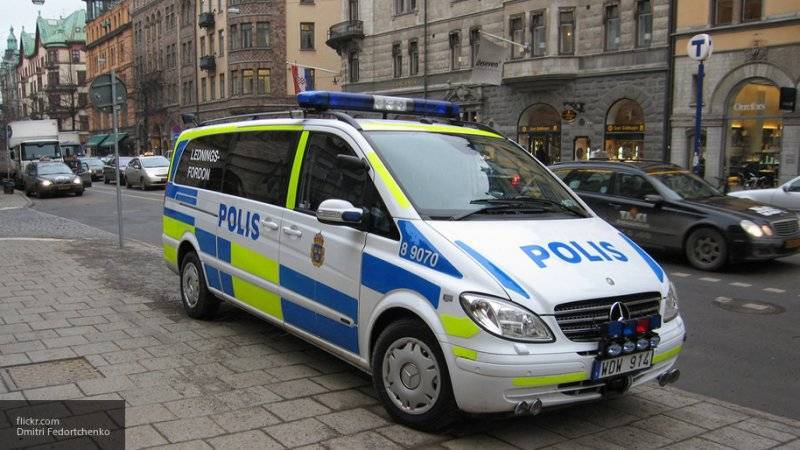Полиция выстрелила в угрожающего людям мужчину на вокзале в Швеции