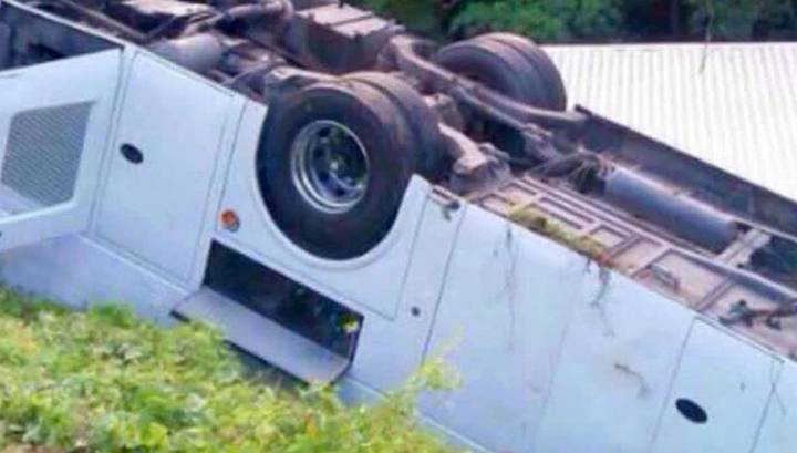 На Филиппинах перегруженный автобус рухнул с 10-метровой высоты