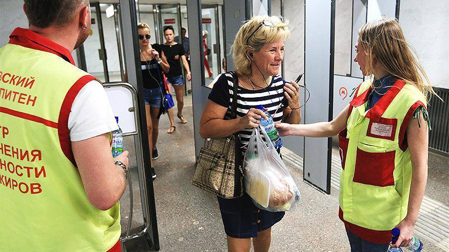 На станциях метро Москвы начали раздавать пассажирам воду из-за жары