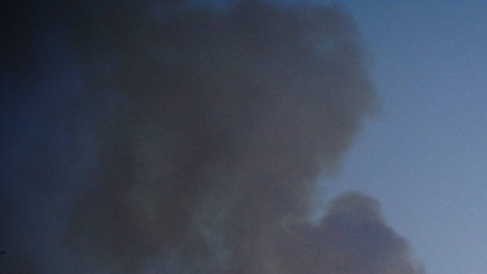 МЧС говорит о пожаре на заводе "Ленреактив", очевидцы настаивают на версии взрыва