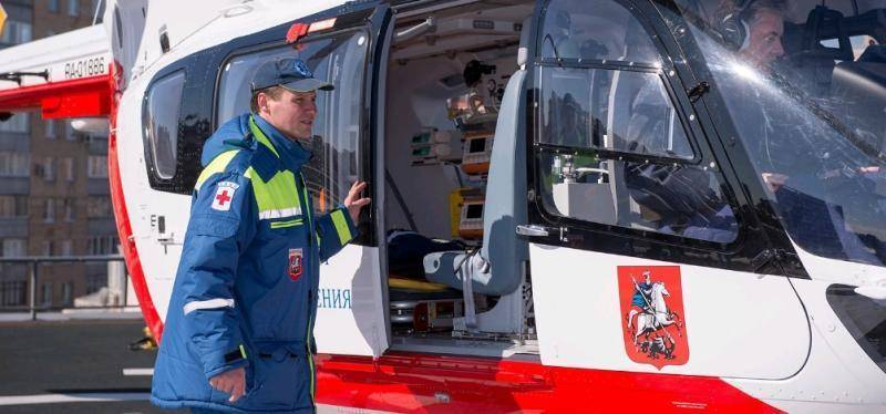 Санитарный вертолет доставил в больницу упавшего с высоты ребенка