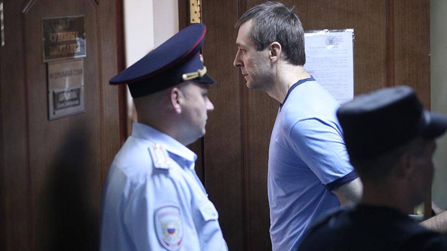 Суд лишил Захарченко звания полковника