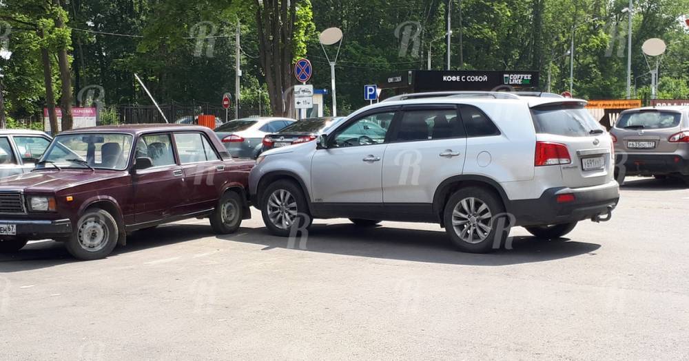 Две легковушки без водителей попали в нелепое ДТП на парковке в Смоленске
