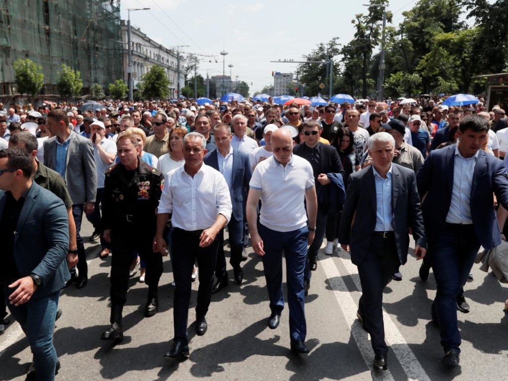 Кризис в Молдове: два правительства провели параллельные заседания