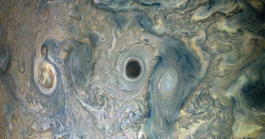 Уникальная фотография темного вихря, бушующего в атмосфере Юпитера