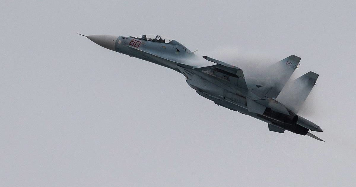 Су-30МКК показал высший пилотаж: видео
