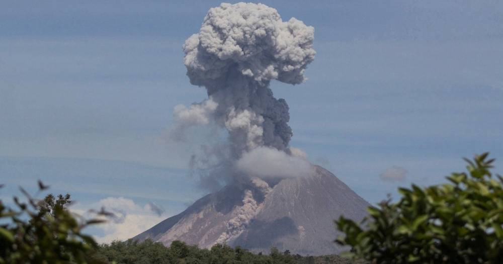 Вулкан выпустил 7-километровый столб пепла: видео
