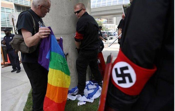 Во время прайд-парада в Детройте ультраправые уничтожали ЛГБТИК-символику и помочились на флаг Израиля