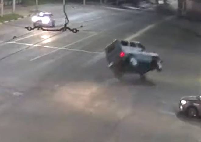 На улице Циолковского автомобиль перевернулся несколько раз (видео)