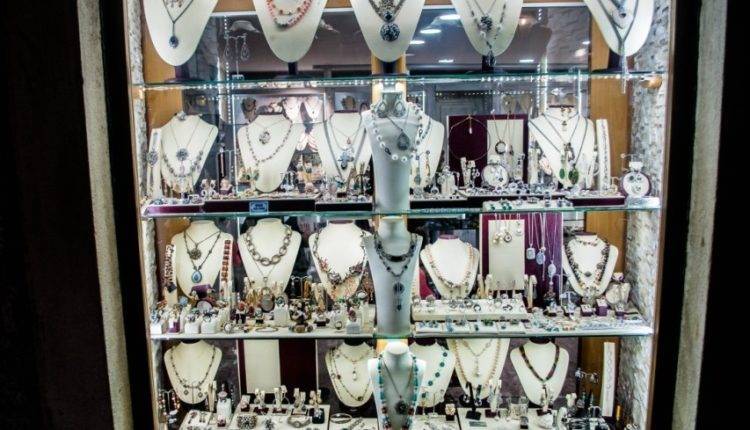 Сотрудница «Алросы» с сообщниками похитила 500 алмазов и 11 бриллиантов