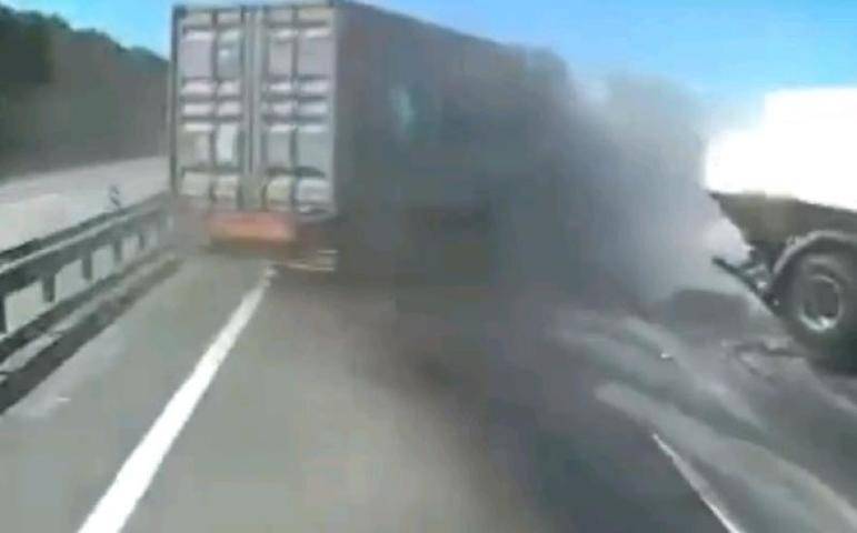 Авария с участием колонны МЧС в Тульской области попала на видео