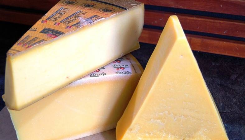 Двух девушек задержали за кражу швейцарского сыра и икры