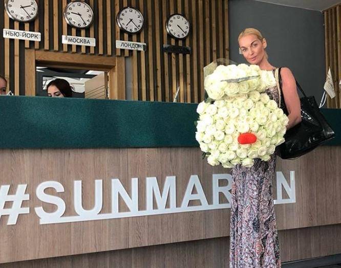 Анастасия Волочкова все подаренные в Анапе цветы привезла на самолете домой
