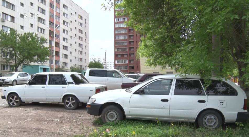В Башкирии за два месяца штрафы за парковку на газонах составили 14 млн рублей