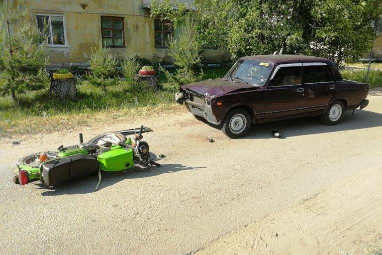 В Тверской области пьяный мотоциклист протаранил легковушку