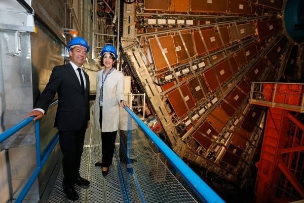 Медведев сфотографировался внутри Большого адронного коллайдера