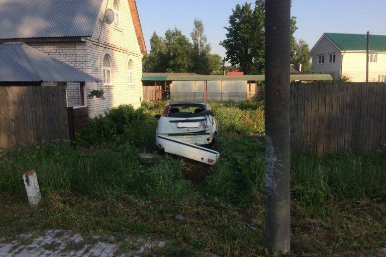 В Тверской области пьяный водитель протаранил забор и попал в больницу