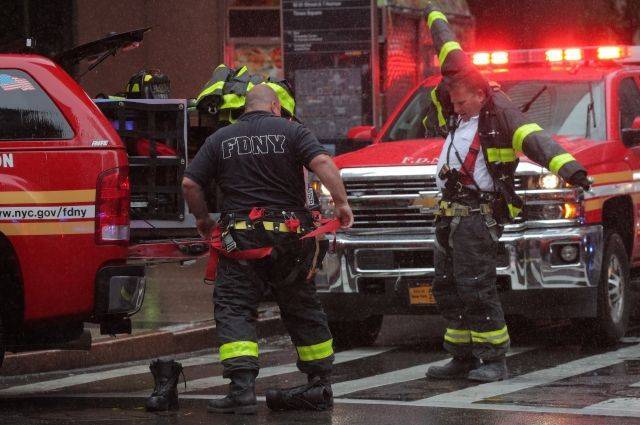 В центре Нью-Йорка вертолет врезался в здание