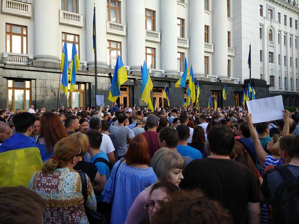 В Киеве нацисты митингуют против «малороса» Зеленского – начались столкновения с полицией