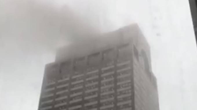 В центре&nbsp;Нью-Йорка упал вертолёт: есть погибшие