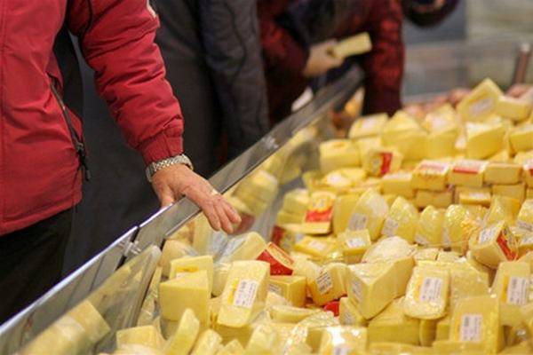 Аромат раздевалки и застывшая замазка: что ест Россия вместо сыра