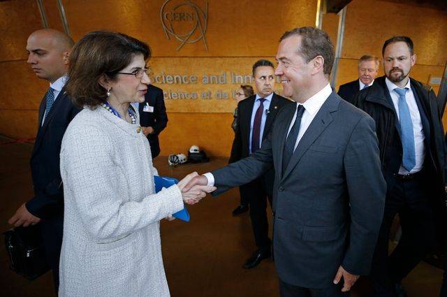 Медведев: Россия оценит перспективы полноценного членства в ЦЕРН