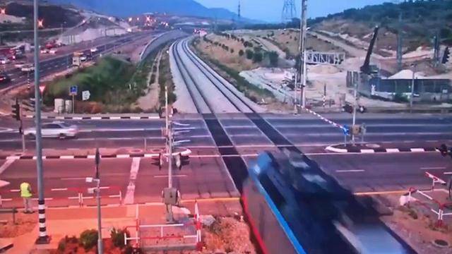 Видео: в Кармиэле машина со встречной полосы въехала на рельсы перед поездом